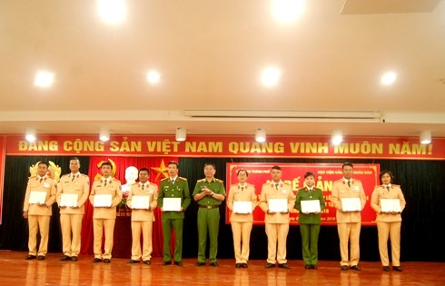 Thiếu tướng, TS Đinh Văn Toản, Phó Giám đốc CATP Hà Nội trao bằng tốt nghiệp, chúc mừng các học viên