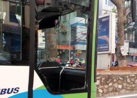 Bị taxi tạt đầu, xe buýt nhanh vỡ kính ảnh 1