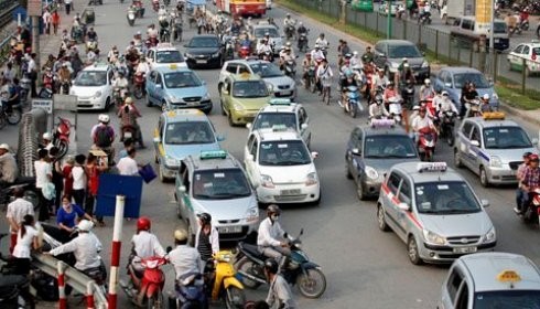 Taxi "lập bến" trước cổng Bệnh viện Bạch Mai chưa giảm ảnh 1
