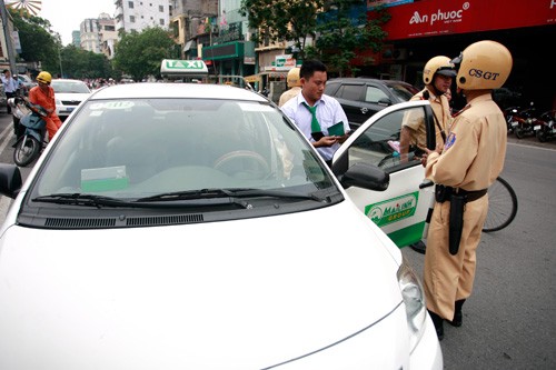 Rạch ròi trách nhiệm xử lý taxi "lập bến" trước cổng bệnh viện Bạch Mai ảnh 3