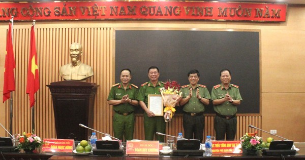 Trao Huy hiệu 40 năm tuổi Đảng và Quyết định hưởng chế độ hưu trí đối với Thiếu tướng Đinh Văn Toản ảnh 1