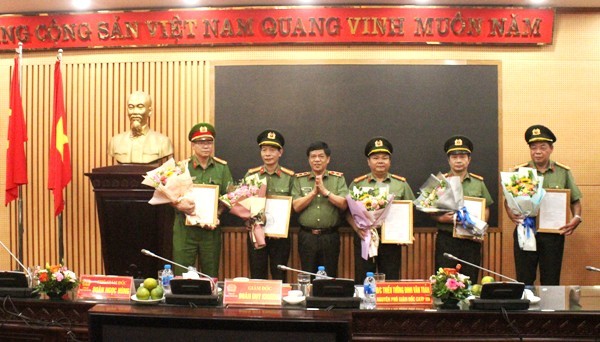 Trao Huy hiệu 40 năm tuổi Đảng và Quyết định hưởng chế độ hưu trí đối với Thiếu tướng Đinh Văn Toản ảnh 3