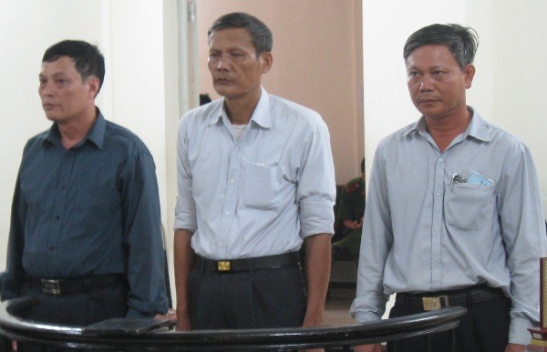 Cựu Bí thư Đảng ủy, cựu Chủ tịch UBND xã An Tiến - Đinh Thế Toàn (giữa) cùng đồng phạm