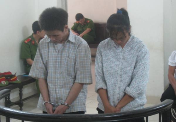 Vợ chồng Lê Gia Tuyến tại phiên tòa