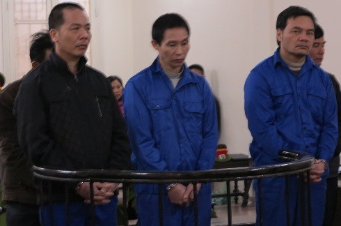 Nguyễn Thái Việt (ngoài cùng, bên phải) cùng các bị cáo liên quan