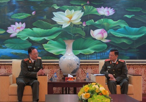 Thiếu tướng Đào Thanh Hải báo cáo về tình hình an ninh trật tự dịp Tết với Thượng tướng, Thứ trưởng Bộ Công an Nguyễn Văn Thành.