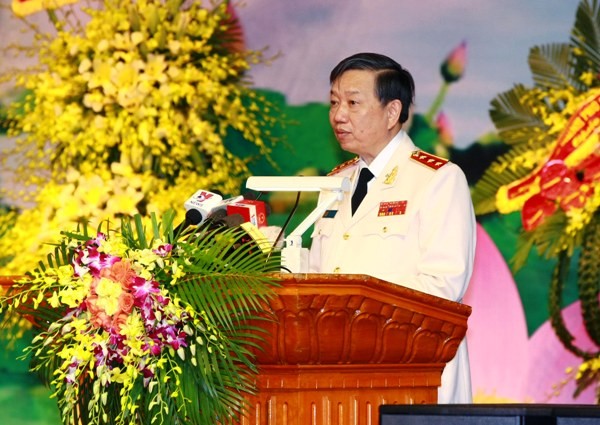 Thượng tướng Tô Lâm, Ủy viên Bộ Chính trị, Bộ trưởng Bộ Công an đọc diễn văn tại lễ kỷ niệm 70 năm Ngày truyền thống lực lượng ANND (12-7-1946/12-7-2016) và đón nhận danh hiệu Anh hùng LLVTND thời kỳ đổi mới