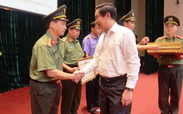 Đồng chí Lê Hồng Sơn, Phó Chủ tịch UBND TP trao tặng Bằng khen cho Báo An ninh Thủ đô