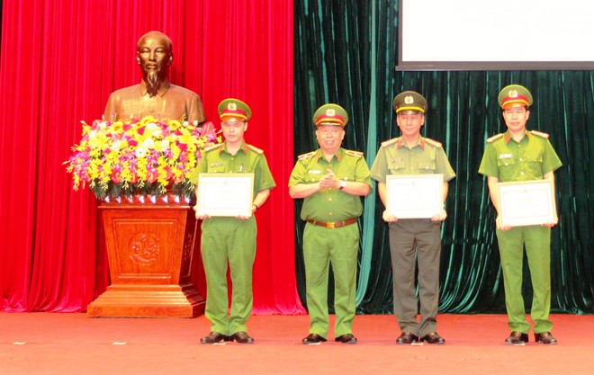 Thiếu tướng Nguyễn Văn Lý trao Bằng khen của Bộ trưởng Bộ Công an cho các tập thể, cá nhân có thành tích xuất sắc