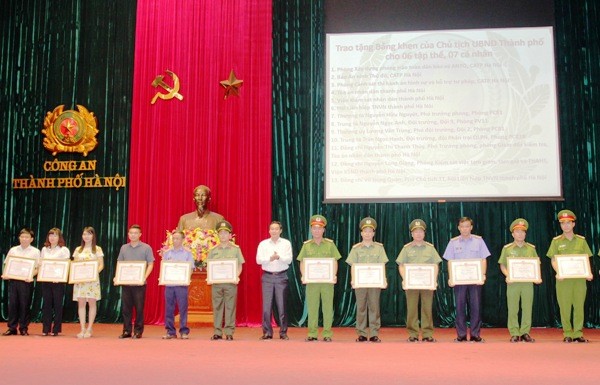 Đồng chí Lê Hồng Sơn, Phó Chủ tịch UBND TP, Trưởng Ban chỉ đạo 138 trao tặng Bằng khen cho tập thể,