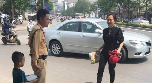 CSGT Hà Nội giúp bé trai 6 tuổi bị lạc đoàn tụ với gia đình ảnh 1
