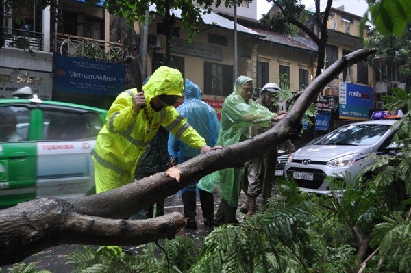 CSGT tham gia khắc phục hậu quả cơn bão