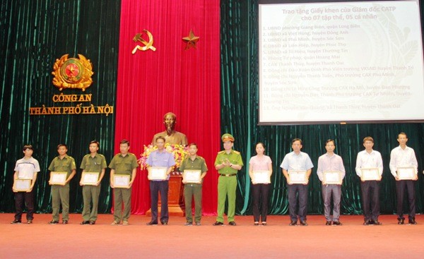 Thiếu tướng Đinh Văn Toản trao quyết định khen thưởng cho các tập thể, cá nhân lập