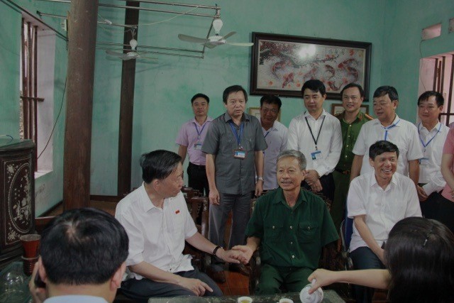 Bộ trưởng Tô Lâm thăm, chúc sức khỏe thương binh Nguyễn Văn Hỗ