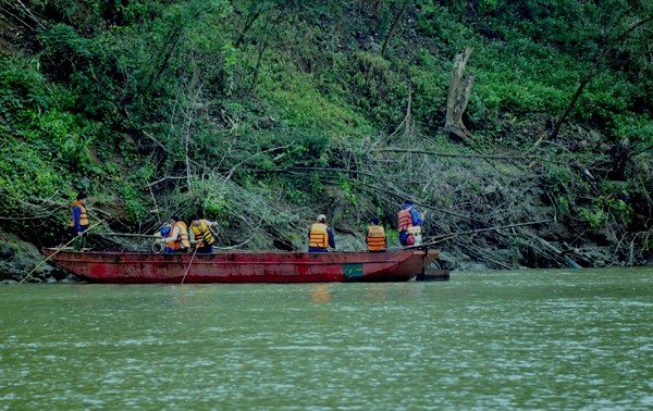 Khoảnh khắc thuyền máy gặp sự cố trên sông Hồng, 5 người đuối nước ảnh 1
