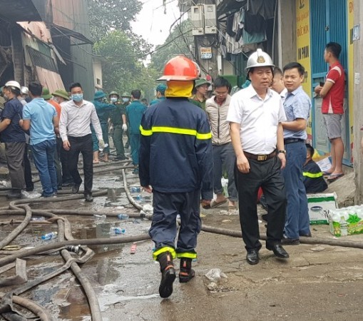 Thiếu tướng Đoàn Ngọc Hùng - Phó Giám đốc CATP Hà Nội đến hiện trường chỉ đạo công tác tìm kiếm cứu hộ, cứu nạn