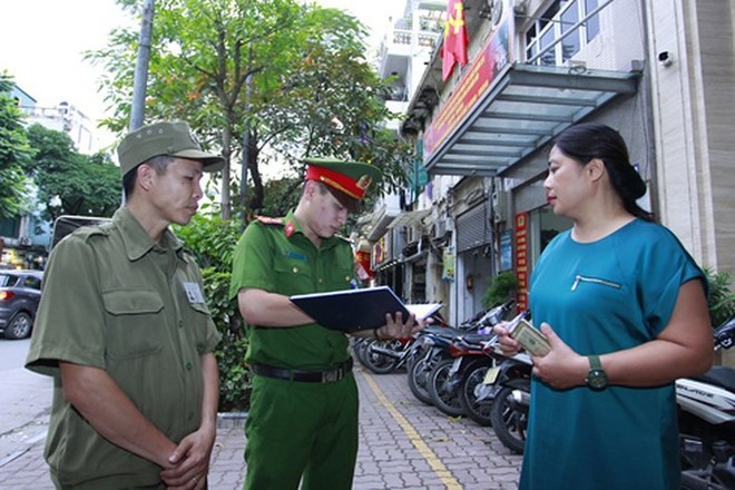 CAP Ngô Thì Nhậm cùng đội viên bảo vệ dân phố trao đổi thông tin với người dân