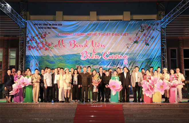 Bộ trưởng Tô Lâm cùng các đại biểu tặng hoa các ca sĩ, diễn viên tham gia biểu diễn