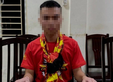 Xử phạt hành chính nam thanh niên đốt pháo sáng trận Việt Nam - UAE ảnh 1