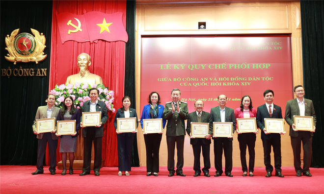 Bộ trưởng Tô Lâm trao Kỷ niệm chương tặng các đồng chí có nhiều đóng góp trong sự nghiệp bảo vệ ANTQ