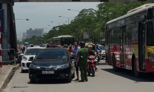 Quyết liệt các giải pháp xử lý ‘nạn’ taxi dừng đỗ trước cổng Bệnh viện Bạch Mai ảnh 3