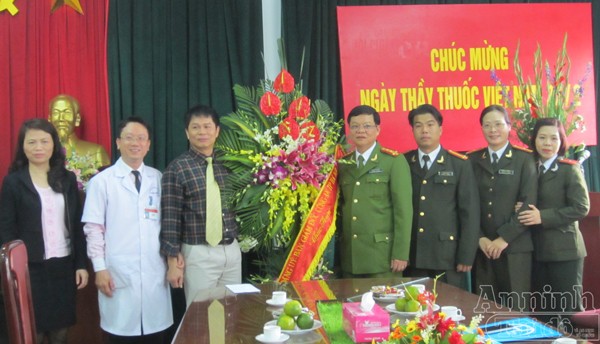 Lãnh đạo CATP Hà Nội chúc mừng các đơn vị y tế nhân Ngày Thầy thuốc Việt Nam ảnh 2