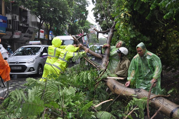Cảnh sát giao thông Hà Nội cùng nhân dân chống bão số 1 ảnh 3