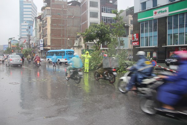 Cảnh sát giao thông Hà Nội cùng nhân dân chống bão số 1 ảnh 5