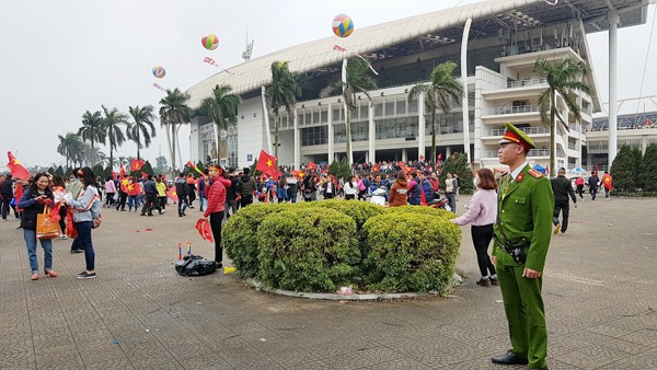 Lực lượng CAQ Nam Từ Liêm bảo vệ ANTT tại khu vực Sân vận động Mỹ Đình trong ngày diễn ra trận chung kết