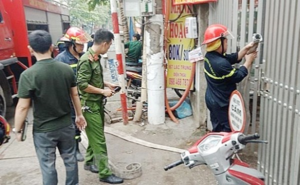 Cảnh sát chữa cháy và cứu nạn kể giây phút giải cứu 9 người khỏi đám cháy lớn ảnh 1