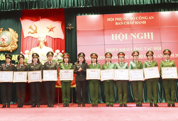 Đại tá Ngô Hoài Thu, Chủ tịch Hội phụ nữ Bộ Công an tặng Bằng khen của Hội phụ nữ Bộ Công an cho các tập thể và cá nhân