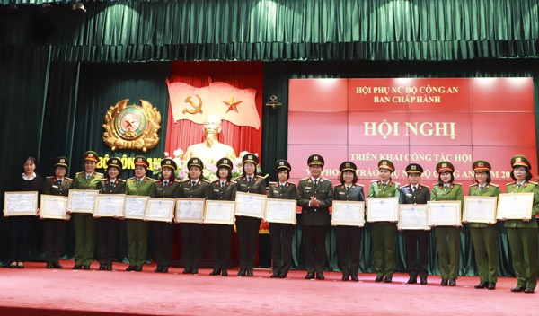 Thiếu tướng Nguyễn Đức Minh, Phó Cục trưởng Cục Công tác Đảng và Công tác chính trị tặng Bằng khen của Hội LHPN Việt Nam cho các tập thể và cá nhân