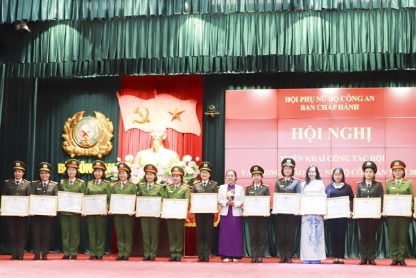 Bà Hoàng Thị Ái Nhiên, Phó Chủ tịch Thường trực Trung ương Hội Liên hiệp phụ nữ Việt Nam tặng Bằng khen của Hội LHPN Việt Nam cho các tập thể và cá nhân