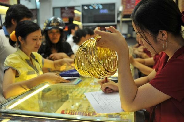 Lo lắng "cuộc chiến" thương mại Mỹ - Trung, giá vàng đảo chiều tăng mạnh ảnh 1
