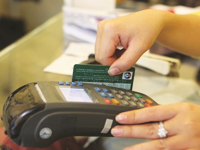 Áp dụng chế tài mạnh với hành vi thanh toán "khống" thẻ tín dụng để rút tiền mặt ảnh 1