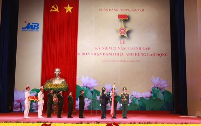 Chủ tịch nước trao tặng danh hiệu Anh hùng Lao động cho Ngân hàng Quân đội (MB) ảnh 2