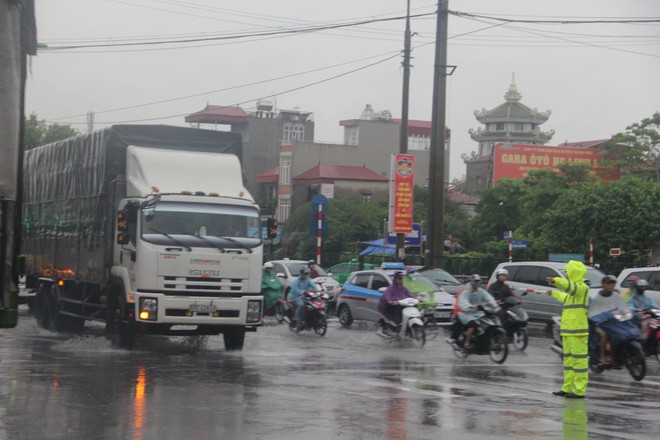 CSGT Hà Nội khắc phục khó khăn, phân luồng giao thông trong mưa giông ảnh 2