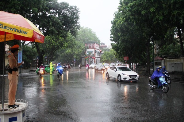 CSGT Hà Nội khắc phục khó khăn, phân luồng giao thông trong mưa giông ảnh 3