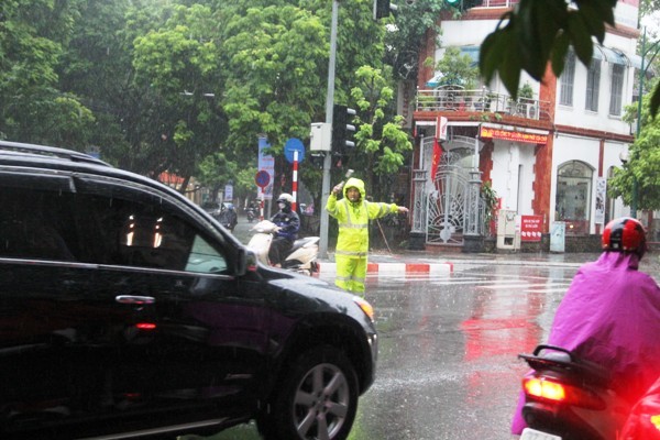 CSGT Hà Nội khắc phục khó khăn, phân luồng giao thông trong mưa giông ảnh 5