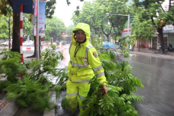 CSGT Hà Nội khắc phục khó khăn, phân luồng giao thông trong mưa giông ảnh 1