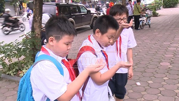 Hà Nội: Hạt nhựa nở độc hại ồ ạt tái xuất ở cổng trường học ảnh 6