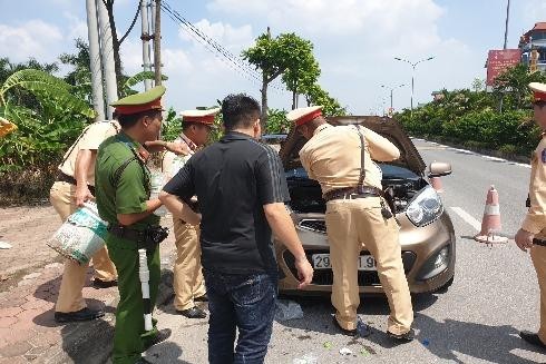 Hà Nội: Cảnh sát giao thông kịp thời dập lửa, chữa cháy ô tô ảnh 1