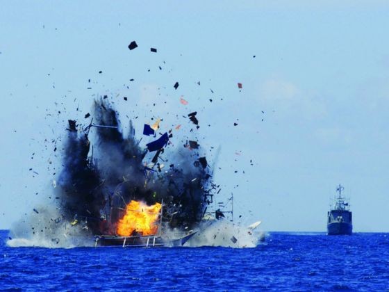 Indonesia đánh chìm tàu cá Trung Quốc đánh bắt trái phép ảnh 1