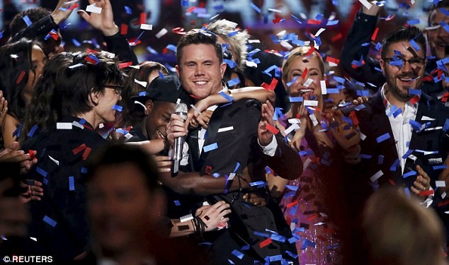 Mọi người chúc mừng Trent Harmon sau khi anh giành ngôi vị quán quân American Idol