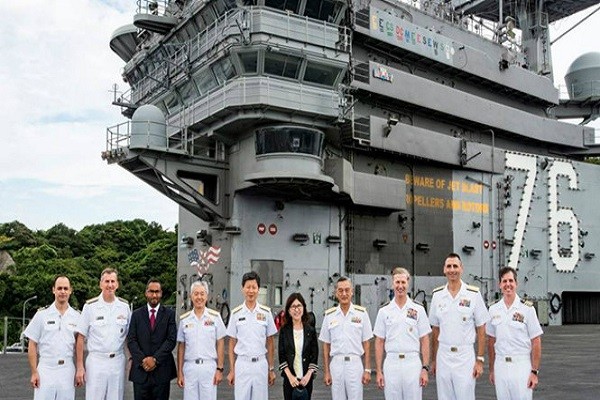 Tân Bộ trưởng Quốc phòng Nhật Bản thăm tàu sân bay Mỹ ảnh 1