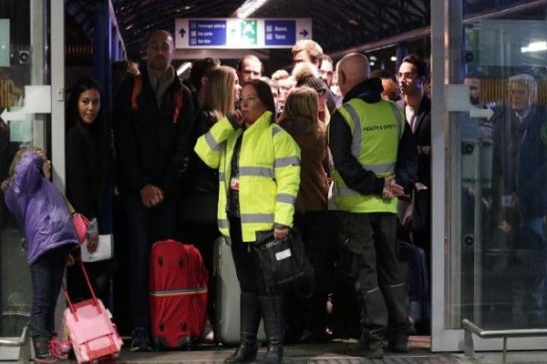 Anh: 500 người phải sơ tán khẩn cấp sau "nghi vấn hóa chất" tại sân bay ảnh 1