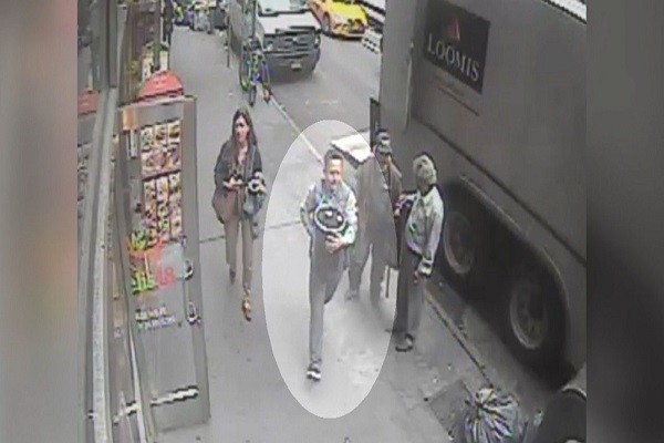 Video trộm 39kg vàng từ xe bọc thép, giữa New York ảnh 1