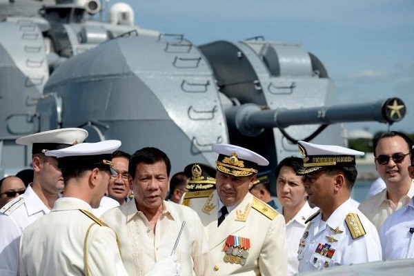 Tổng thống Philippines thăm tàu chiến Nga ảnh 1