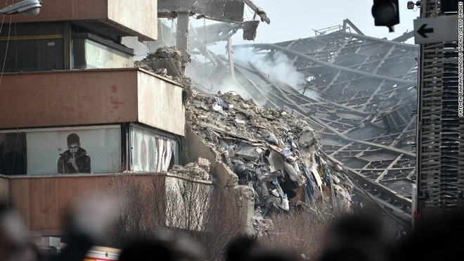 Tòa nhà 17 tầng ở Tehran đổ sụp, 35 lính cứu hỏa mất tích ảnh 1