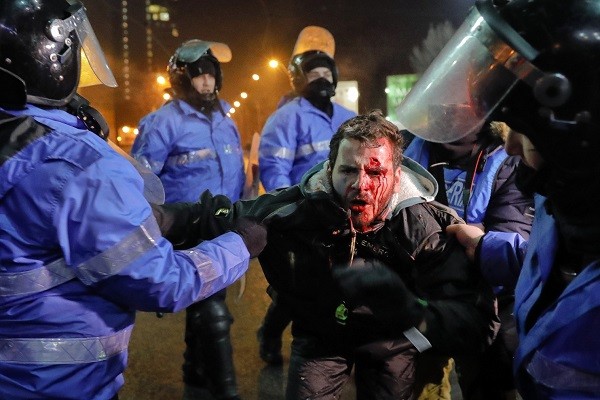 Romania: Biểu tình rầm rộ vì miễn truy tố quan chức tham nhũng ảnh 1